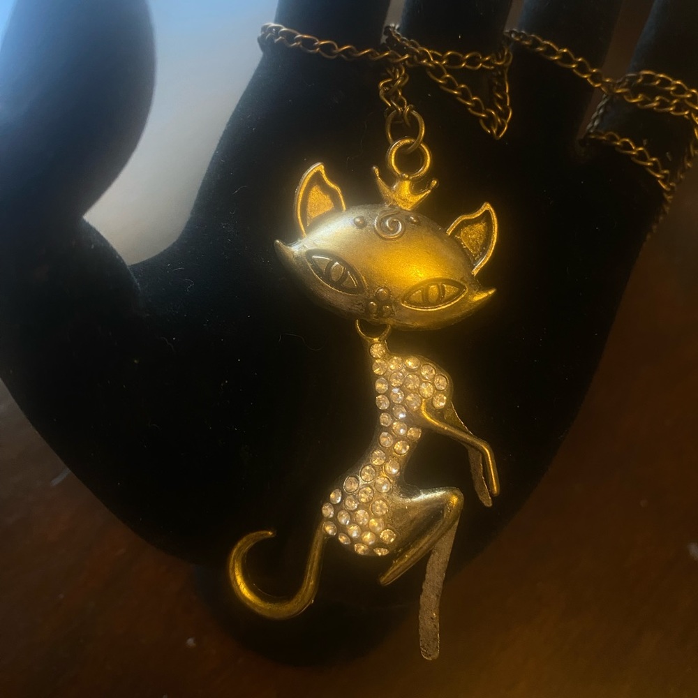 Brass color cat necklace with jeweled body - Picture 4 of 4